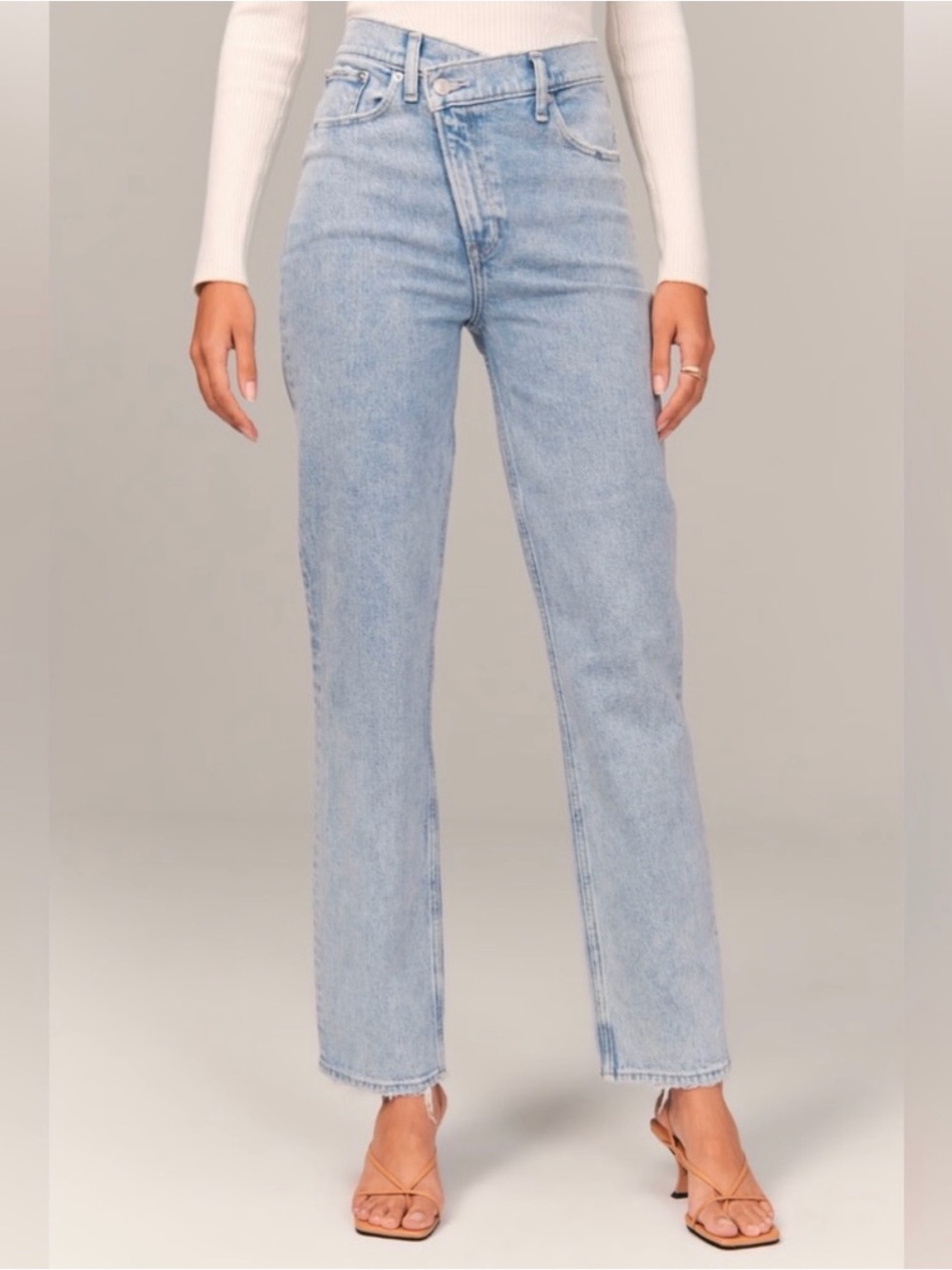 Abercrombie & Fitch Mid Rise 90’s Straight Leg Jeans with Asymmetric Closure